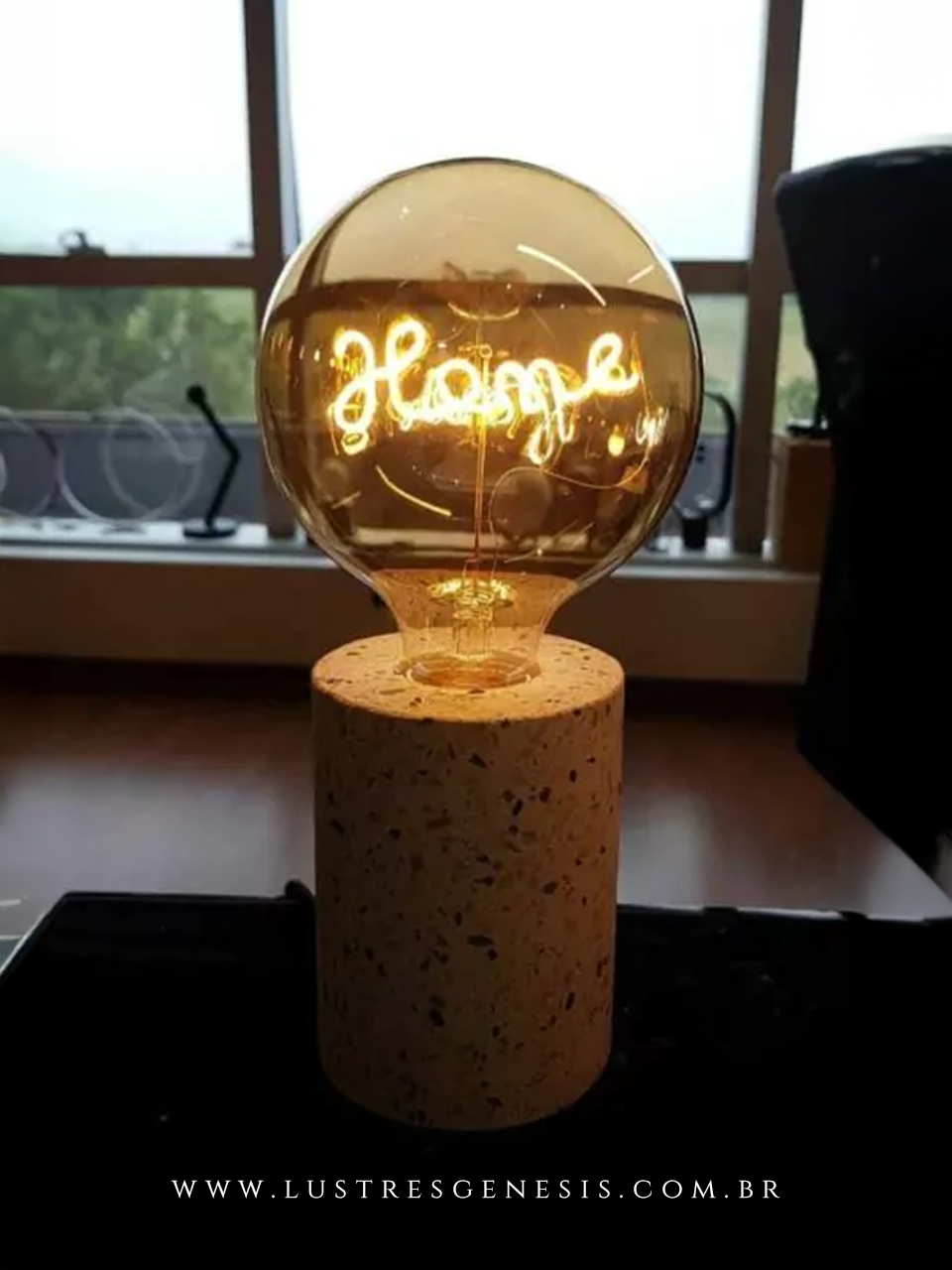 Luminária Abajur Clint de madeira com interruptor para mesa de escritório ou cabeceira de cama. Lustres Gênesis loja online de Lustres e Iluminação Decorativa